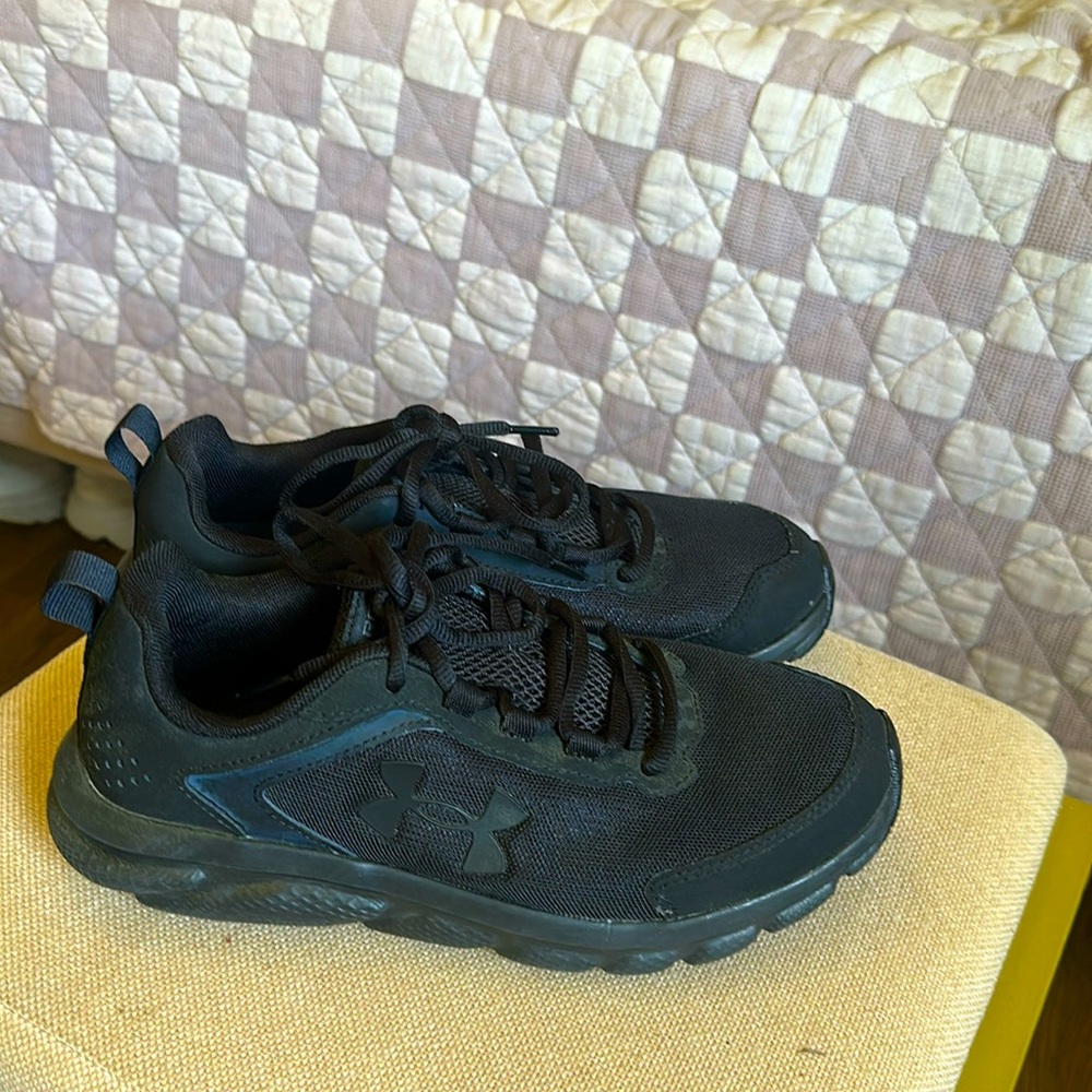 Woman’s Under Armour Sneaker Charged assert